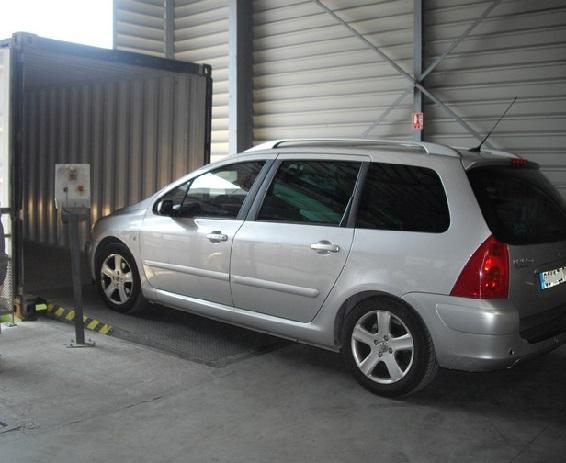 Chargement d'une voiture depuis un quai