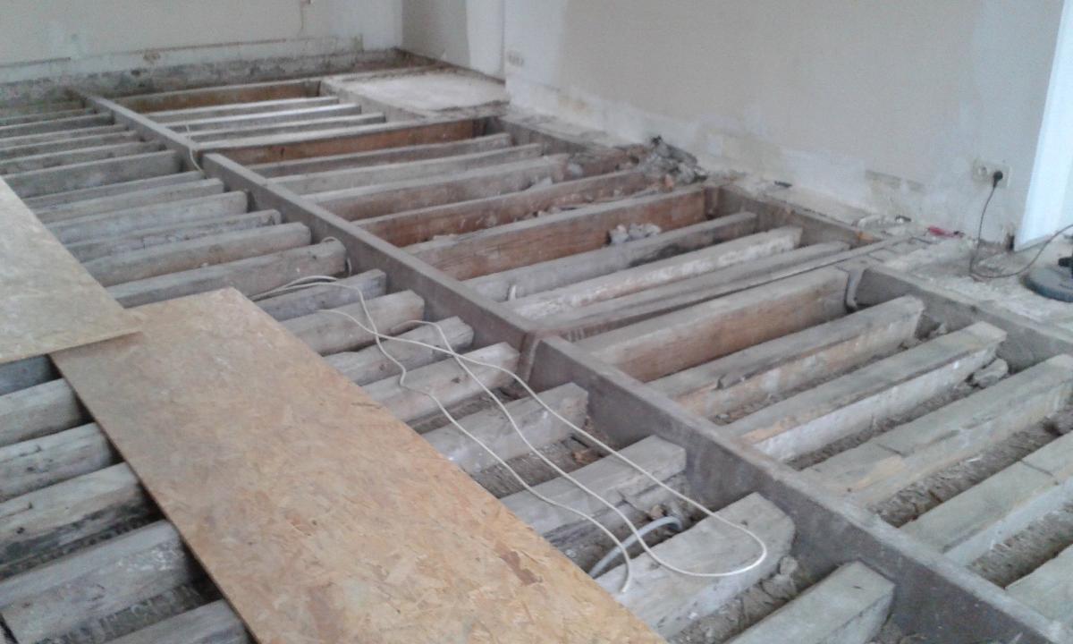 Démontage du parquet en pin et redréssement du solivage