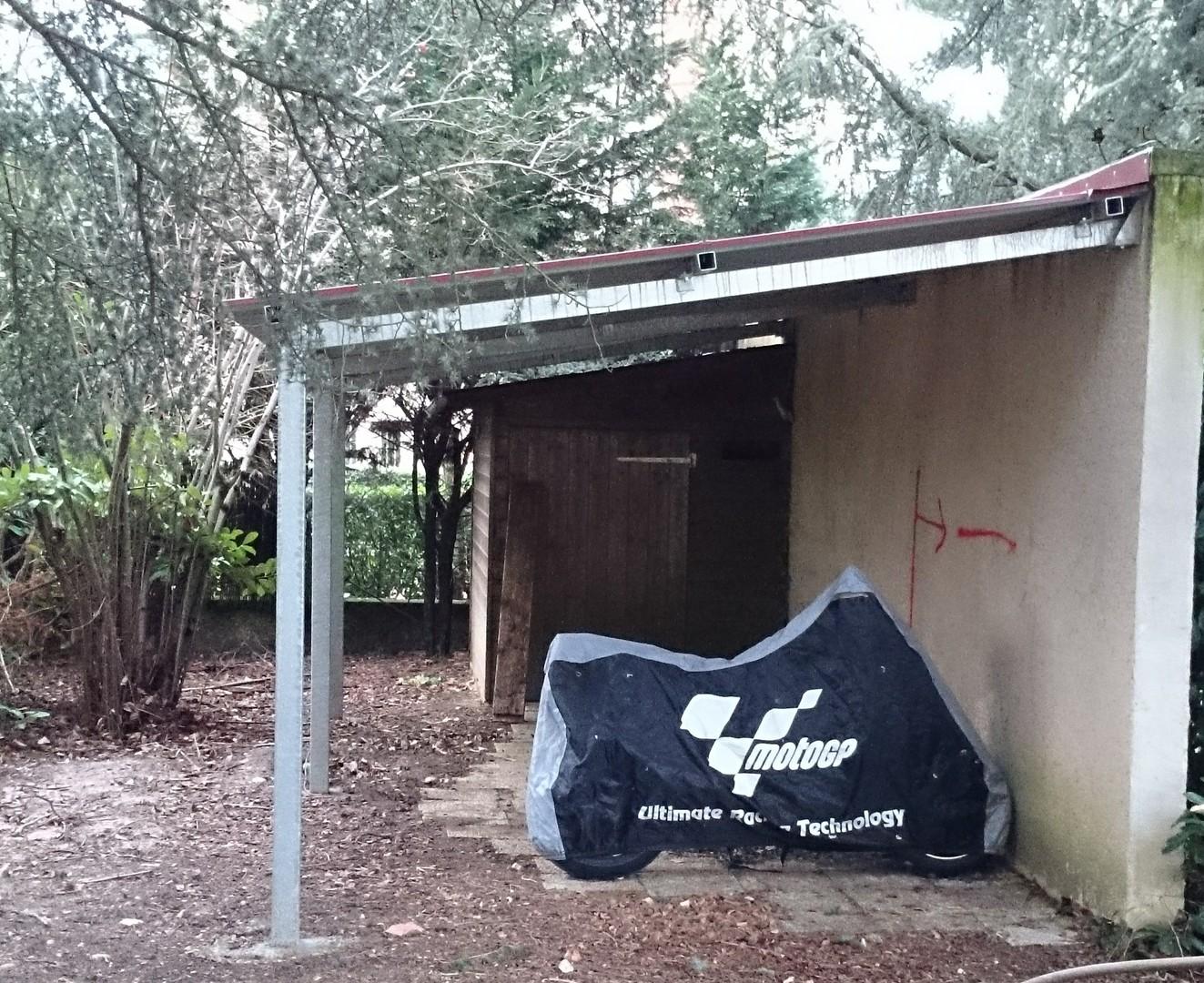 Abris moto  Serrurier à Lyon