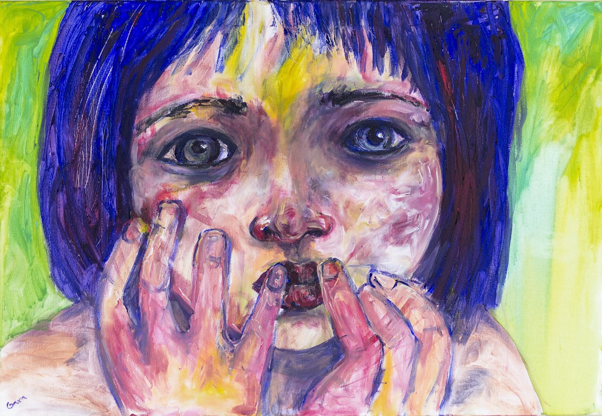 Primer plano de una persona con cabello azul, ojos grandes, manos cubriéndose la boca y que parece asustada