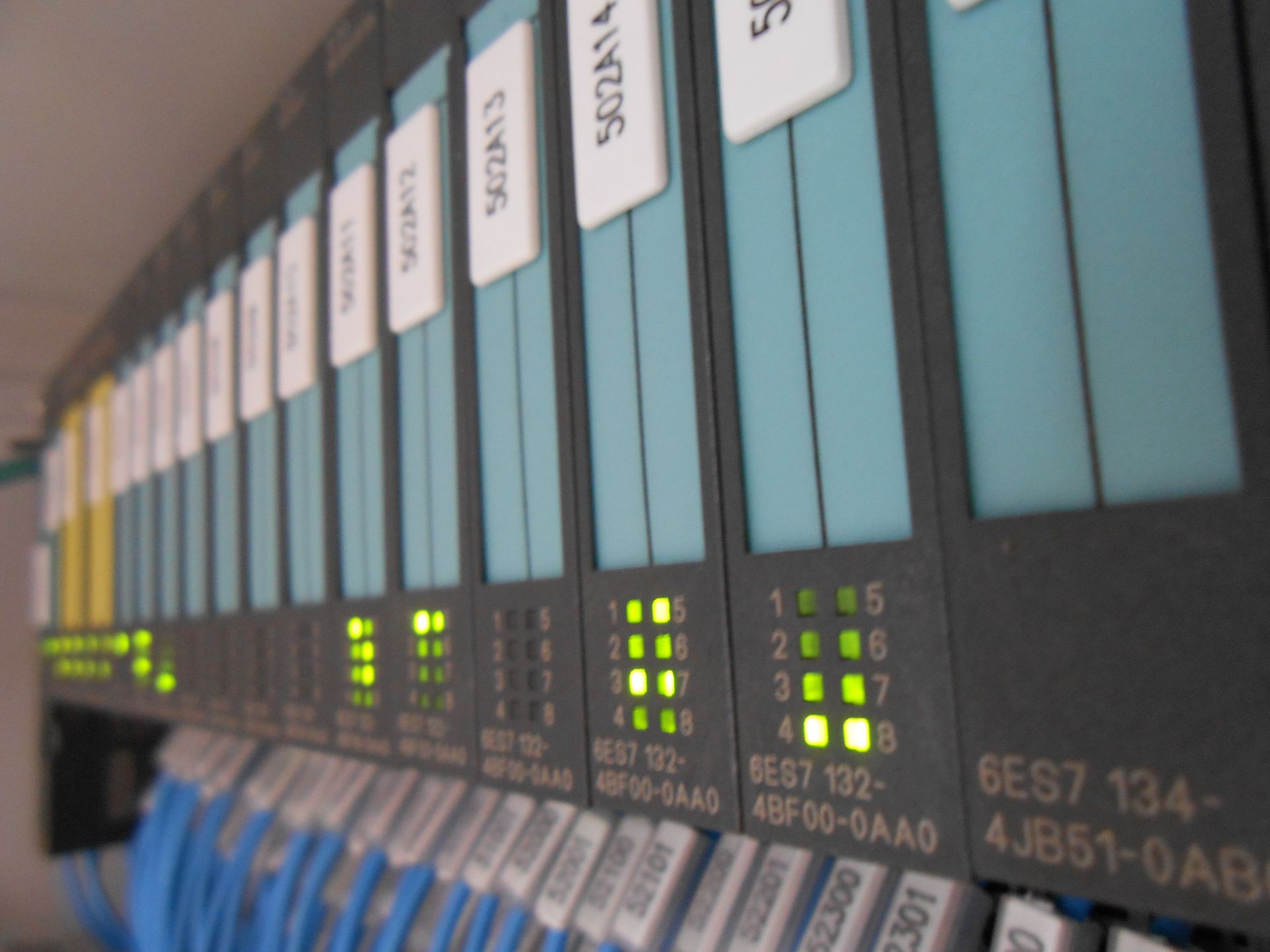 Una fila de controladores Siemens están alineados en una fila.