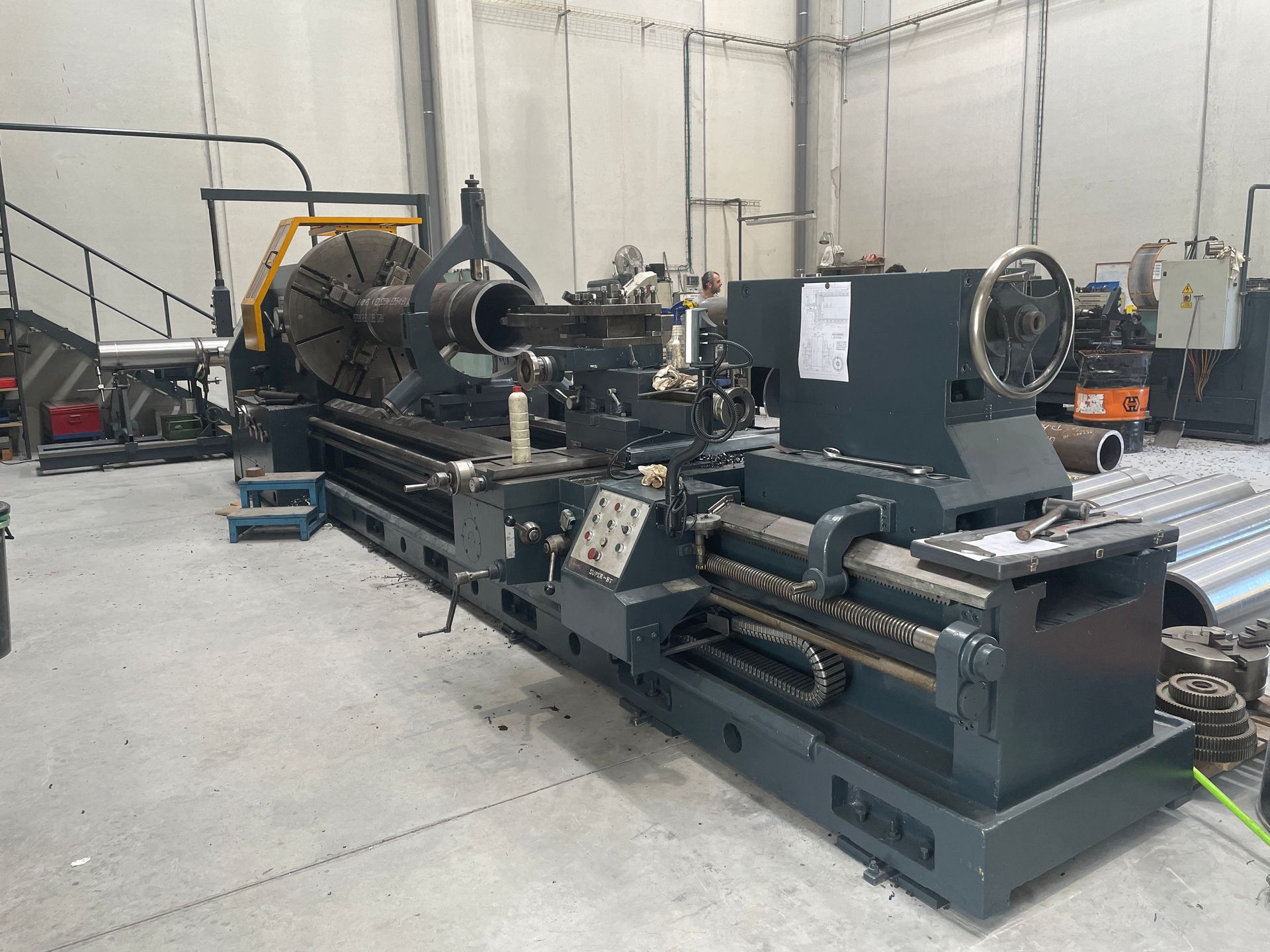 Un torno grande se encuentra en un almacén.