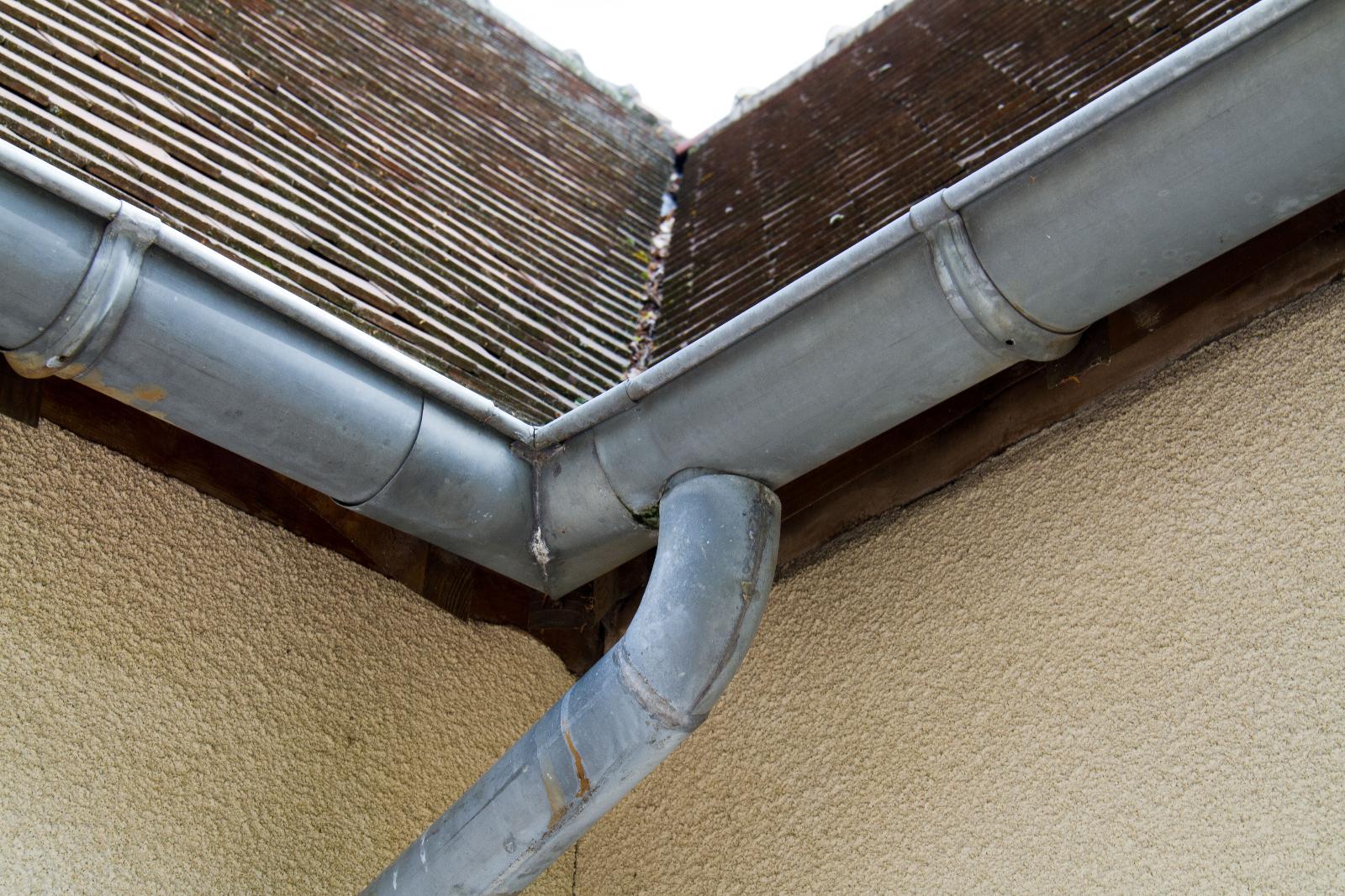 Pose de zinguerie gouttière en zinc pour les particuliers
