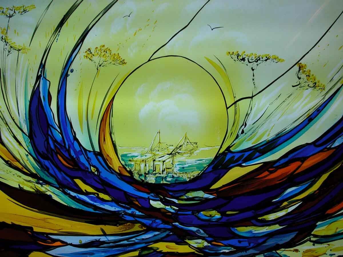 Vitrail abstrait : des vagues tourbillonnantes bleues et orange encadrent un paysage urbain jaune ensoleillé et quelques arbres jaunes épars.