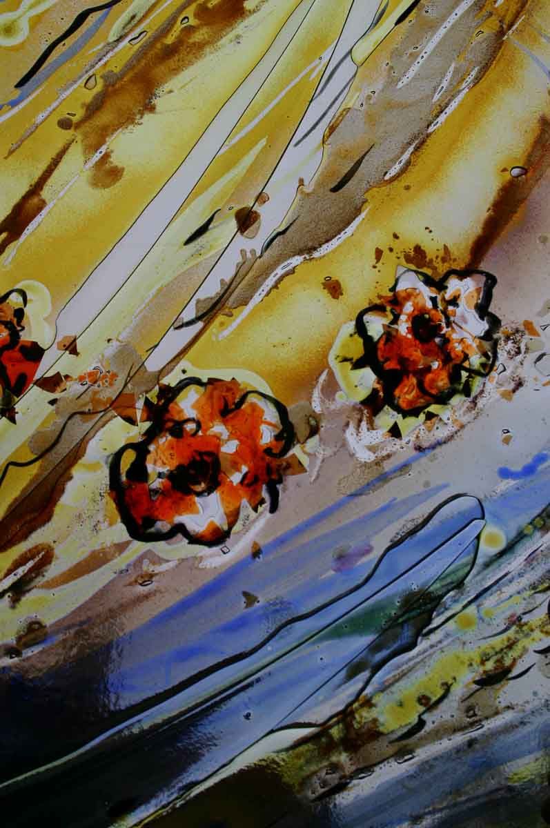 Vitrail abstrait avec des fleurs orange et des traits diagonaux jaunes et bleus.