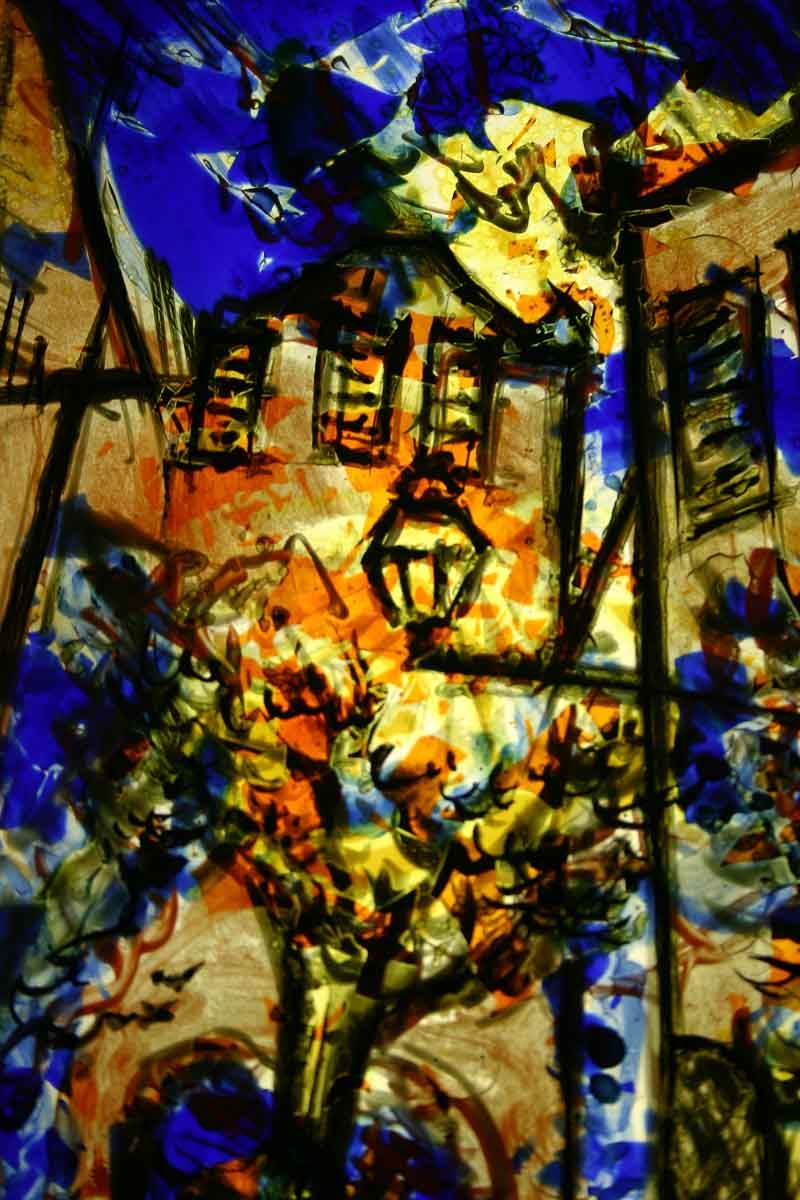 Vue d'un bâtiment et d'un lampadaire, stylisée avec des bleus, des oranges et des jaunes éclatants.