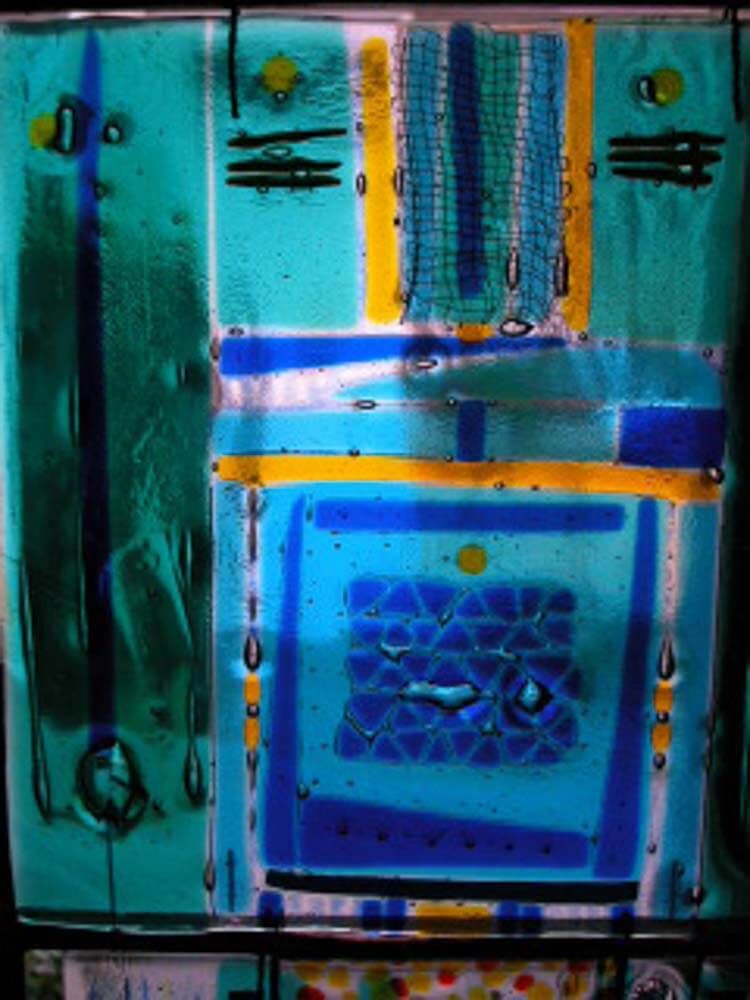 Vitrail abstrait aux nuances de bleu, turquoise et jaune. Des formes et des textures géométriques sont visibles.