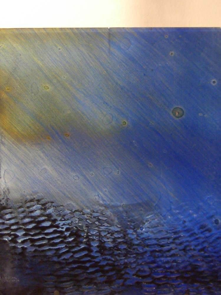 Œuvre abstraite bleue et or avec une partie inférieure texturée, créant un effet évoquant l'océan.