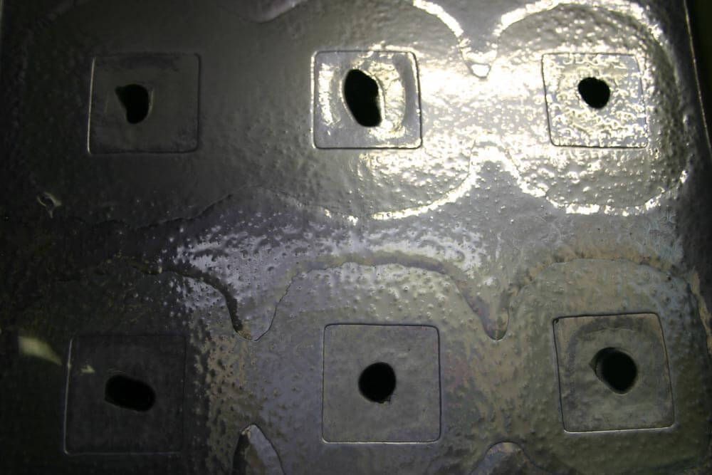 Panneau en verre argenté avec six trous carrés.