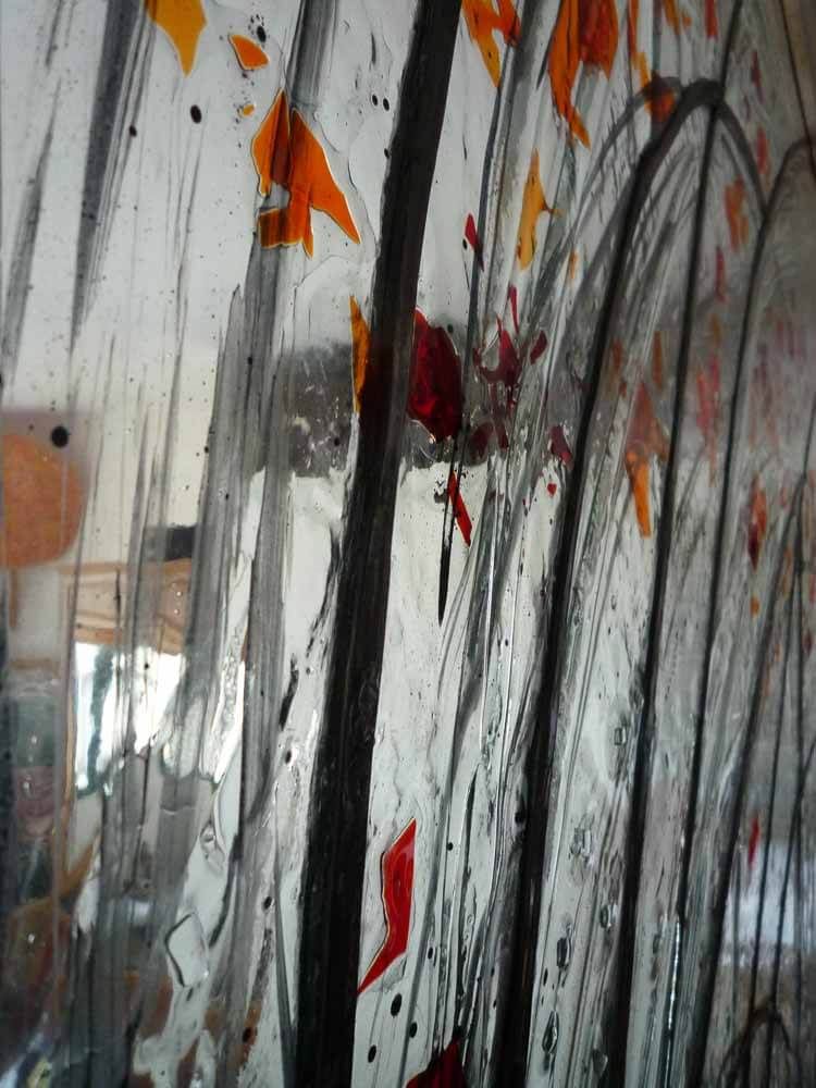 Art abstrait, lignes noires avec des accents orange et rouges.