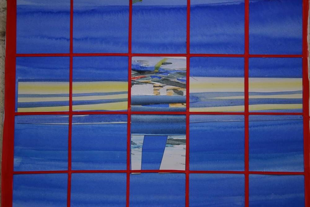 Illustration d'une grille brisée, principalement bleue avec une section jaune et blanche, bordure rouge.