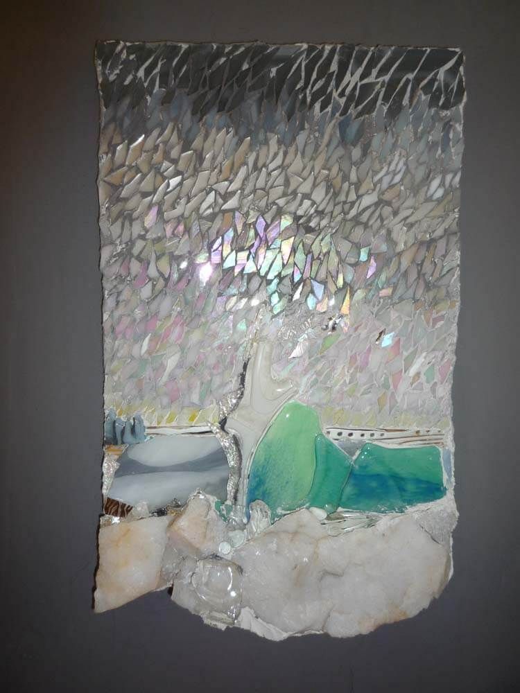 Mosaïque représentant un paysage avec un premier plan blanc, une structure verte et un ciel irisé.