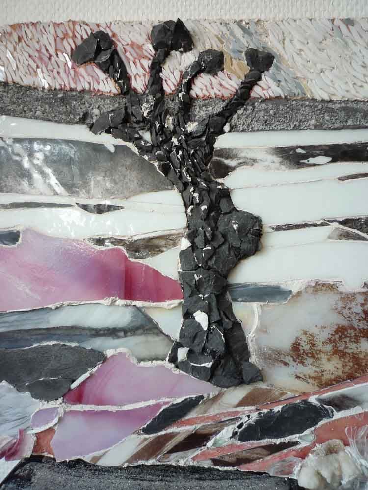 Vitrail représentant un arbre aux fragments sombres sur un fond coloré et superposé.