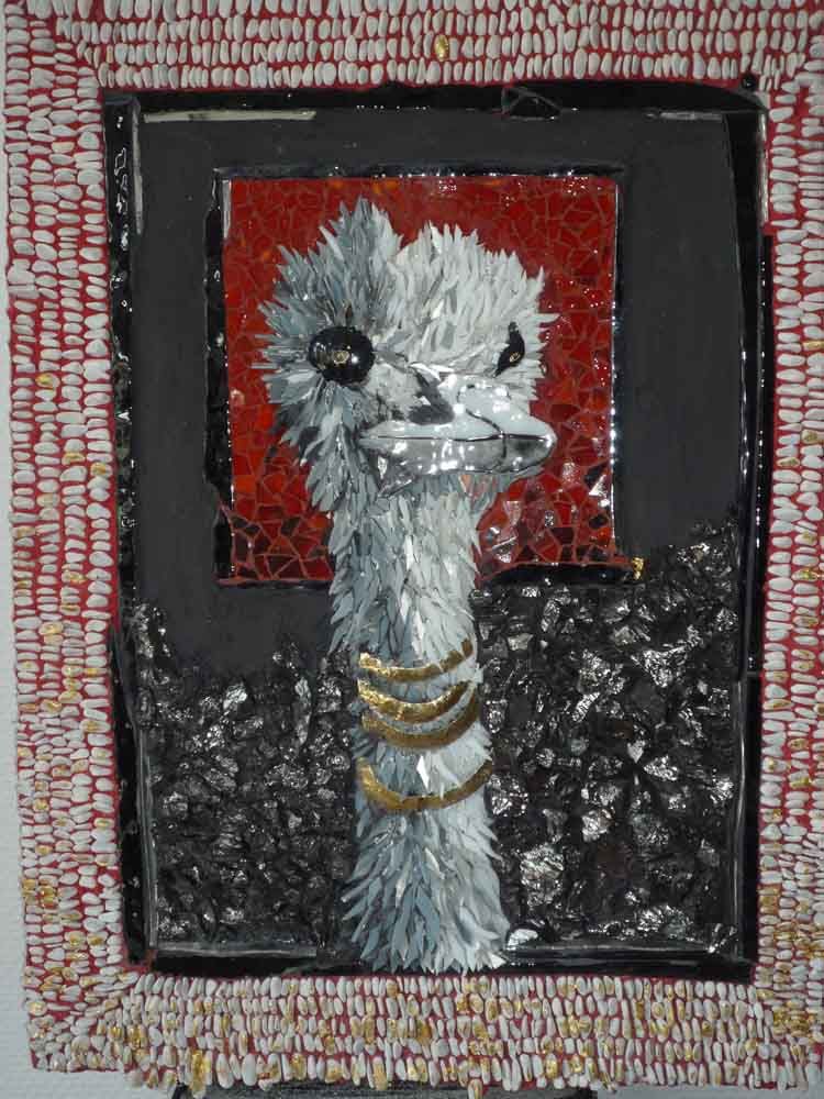 Vitrail en mosaïque représentant une autruche sur fond noir avec des détails en mosaïque rouge autour de la tête.