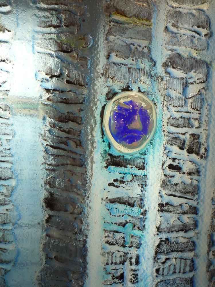 Œuvre abstraite texturée bleue et grise avec un centre circulaire bleu.