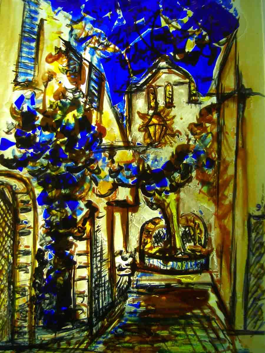 Scène de rue avec feuillage bleu et bâtiments aux tons jaunes et bruns discrets.