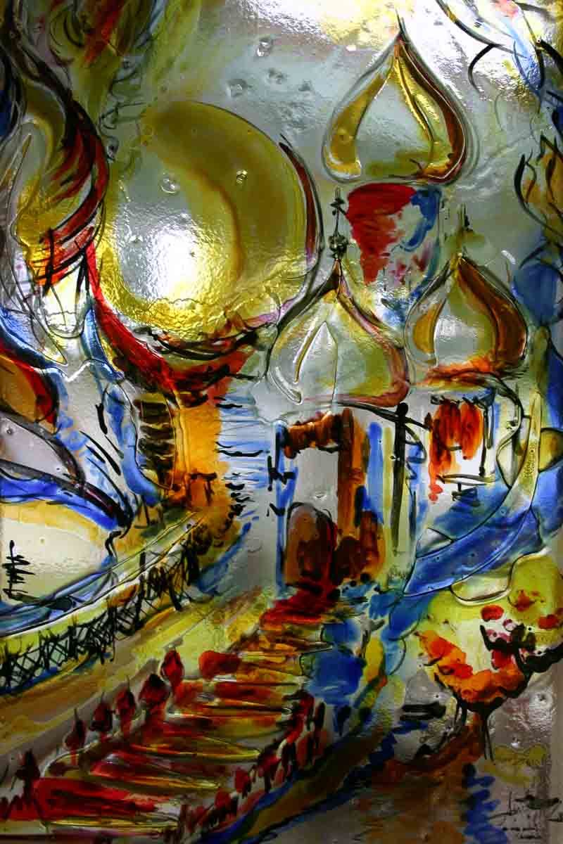 Peinture sur verre colorée représentant des bâtiments ornés de dômes bulbeux ; teintes or, rouge et bleu.