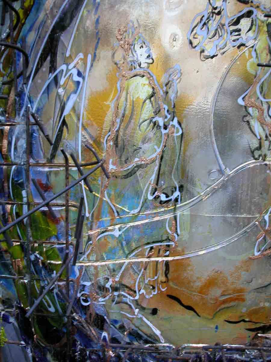 Œuvre abstraite représentant une figure en robe fluide, réalisée dans une palette de bleus, de verts et d'or sur un fond clair.