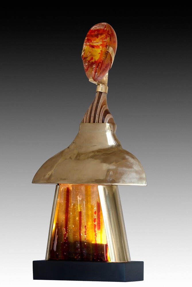 Sculpture abstraite en verre et métal avec une tête sphérique orange/jaune, un dôme en bronze et une base conique.