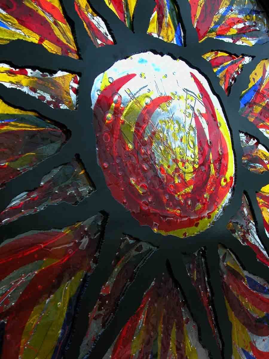 Œuvre abstraite : forme ovale ornée de tourbillons rouges et jaunes, entourée de lignes noires pointues, couleurs vives.