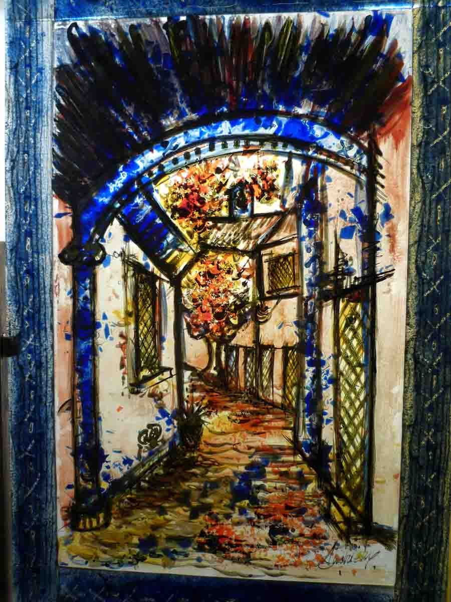 Une arche encadre une rue étroite bordée de bâtiments, d'arbres d'automne et de pavés, le tout rendu à l'aquarelle.