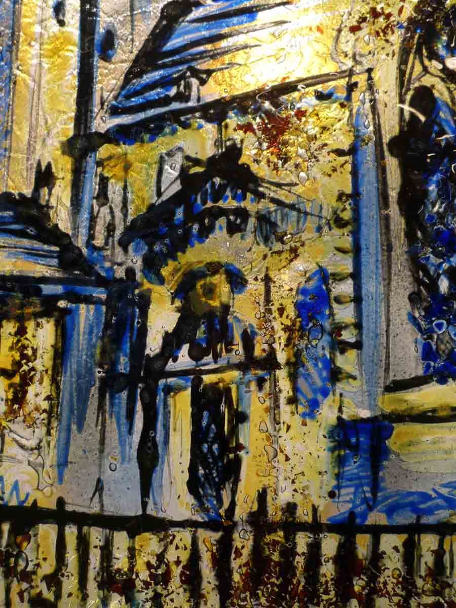 Peinture abstraite d'un bâtiment aux teintes jaunes et bleues, avec des détails noirs et un fond argenté.