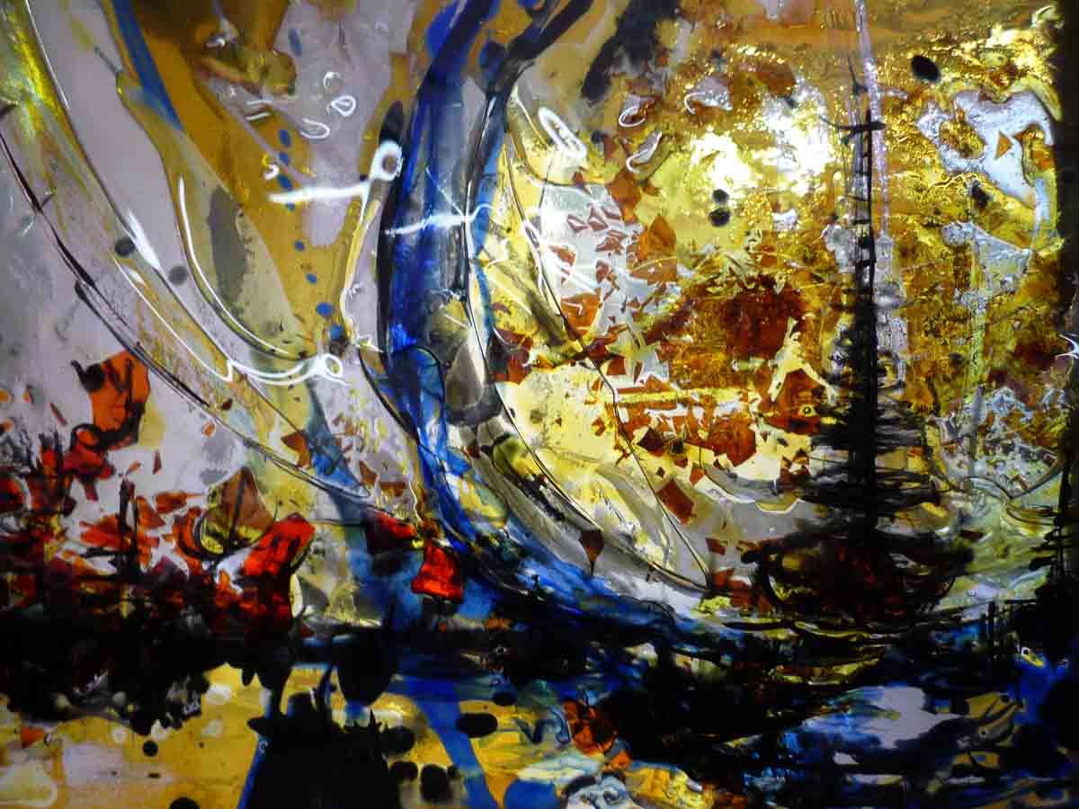 Œuvre abstraite aux tourbillons de bleus, de jaunes et de bruns ; probablement en verre.