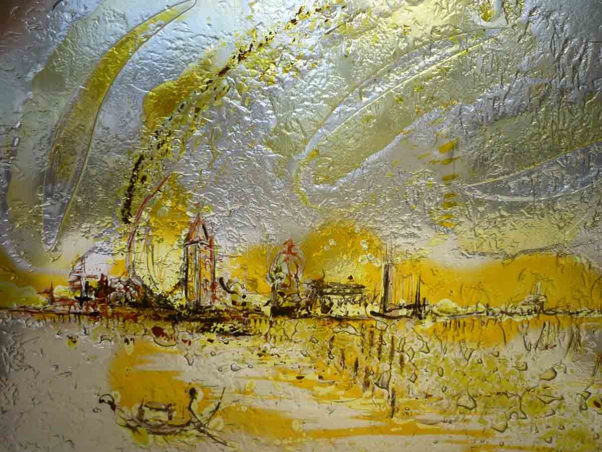 Paysage urbain abstrait aux textures jaunes, argentées et dorées. Les bâtiments se reflètent dans l'eau.