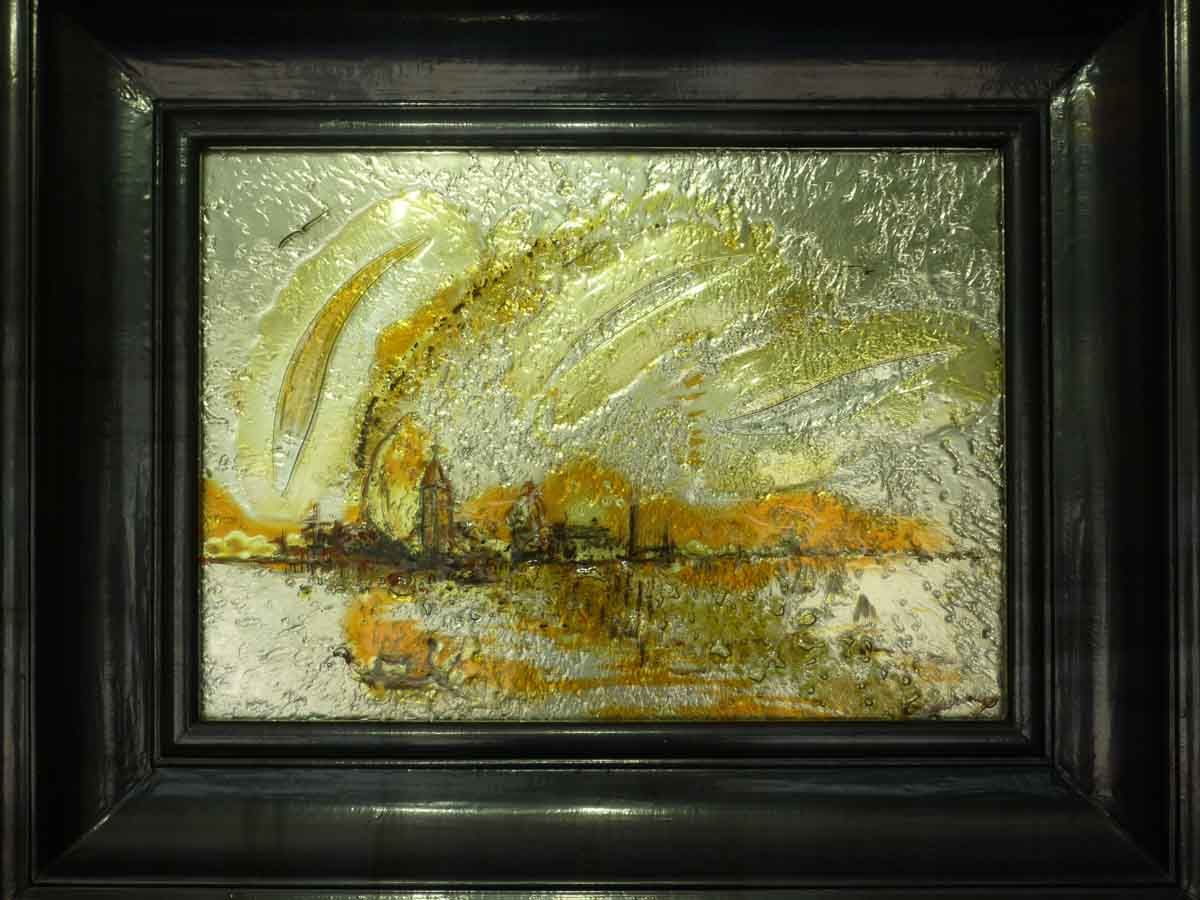 Œuvre abstraite sous cadre noir, représentant un paysage doré se reflétant dans l'eau avec un ciel texturé et tourbillonnant.