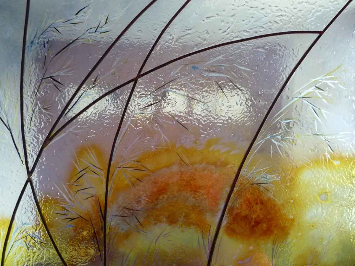 Panneau de verre texturé à motif floral abstrait jaune, orange et blanc ; contours bruns.