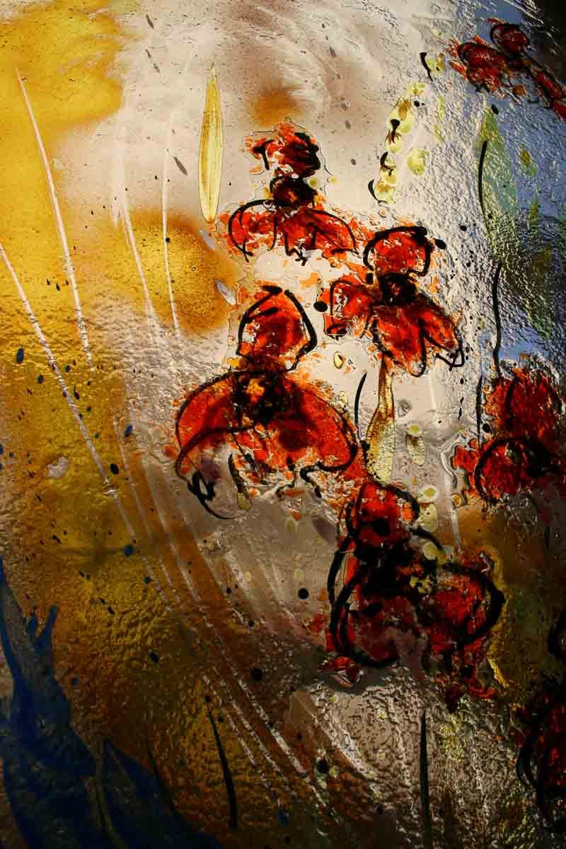 Fleurs rouges peintes sur une surface transparente et texturée, sur fond jaune et bleu.