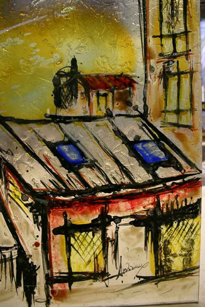 Scène de rue avec un auvent rouge, des vitrines et un bâtiment sous un ciel jaune.