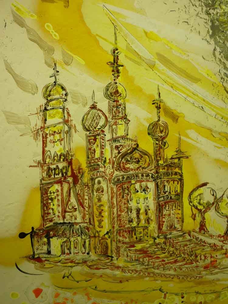 Vitrail aux tons jaunes représentant une église orthodoxe russe à dômes en forme d'oignon.