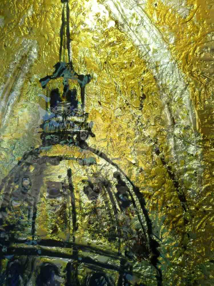 Vitrail à la texture dorée représentant le dôme d'un bâtiment, probablement une cathédrale, sur un fond doré texturé.