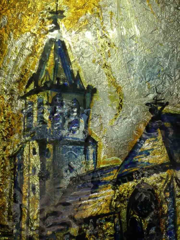 Clocher d'église avec un fond texturé doré et bleu.