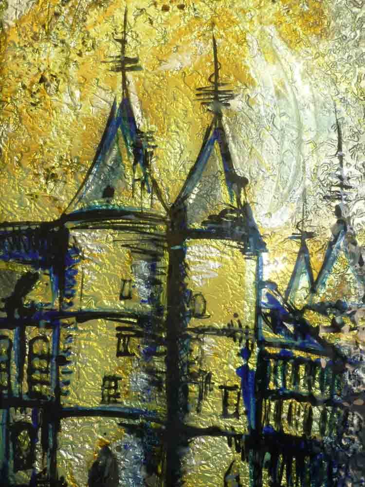 Vitrail impressionniste représentant un bâtiment aux tons dorés, avec de hautes tours pointues et des accents sombres sur un fond texturé.