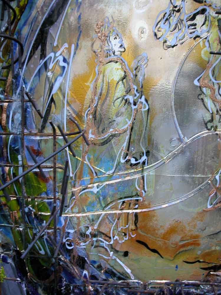 Vitrail représentant un personnage en robe dorée, les mains jointes, entouré de lignes abstraites blanches et bleues sur un fond jaune pâle.