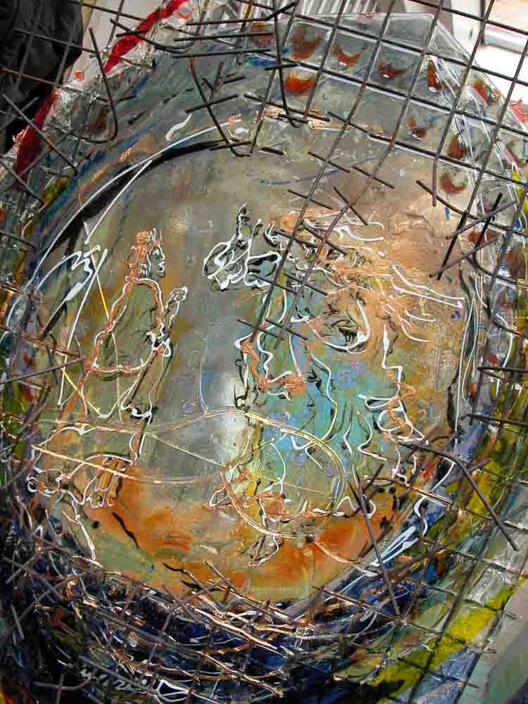 Œuvre représentant deux personnages et un cheval ; enfermés dans une cage métallique ; fond abstrait aux tons terreux.