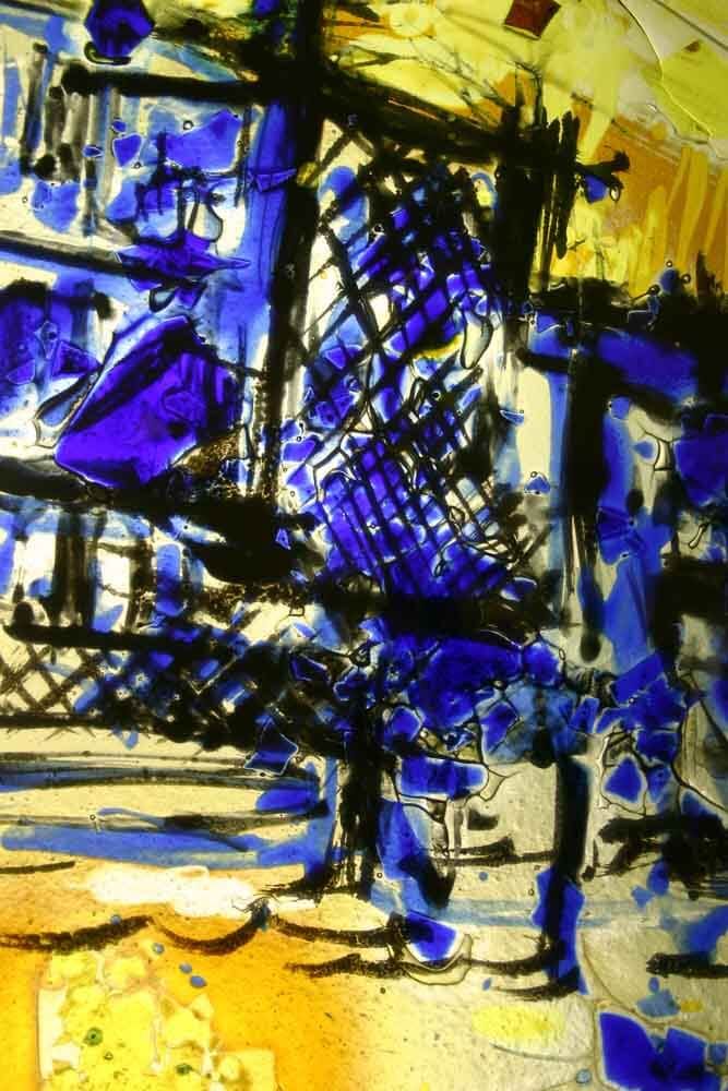 Vitrail abstrait aux tons vifs de bleu, de jaune et de noir. Peut-être une scène de fenêtre ou d'intérieur.