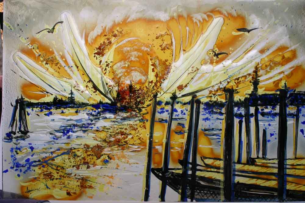 Coucher de soleil sur l'eau, les bateaux et les quais. Ciel orangé et jaune, reflets blancs.