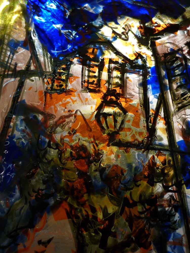 Peinture abstraite représentant un bâtiment aux couleurs bleues et oranges, et un lampadaire.