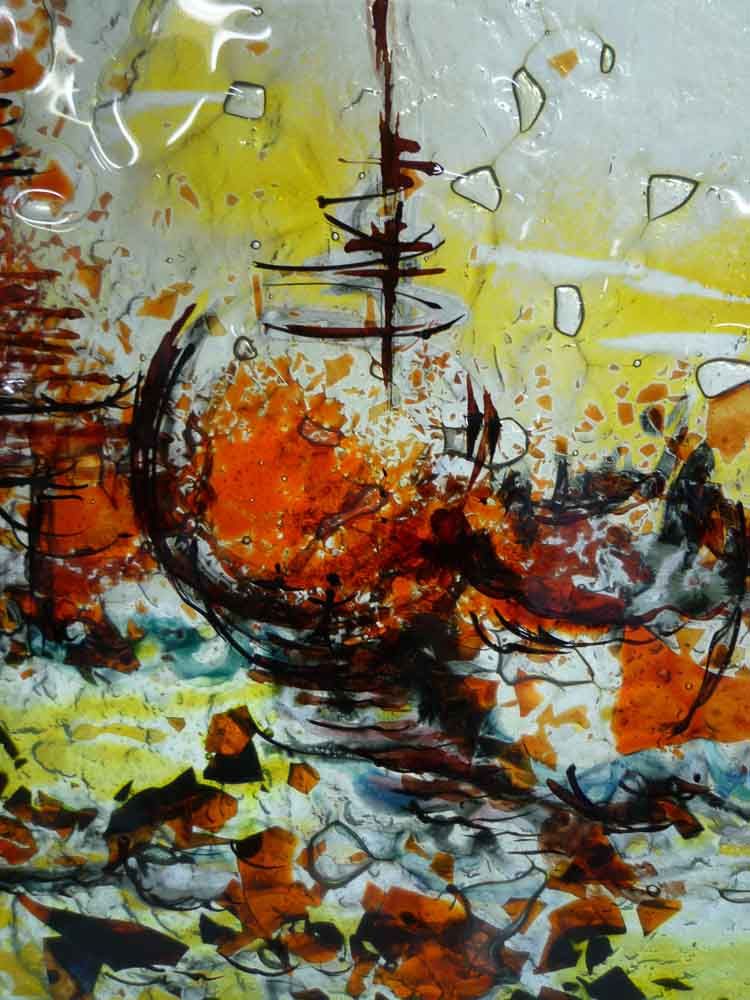 Vitrail abstrait représentant une grande sphère rouge-orange aux lignes noires, sur fond jaune et blanc.