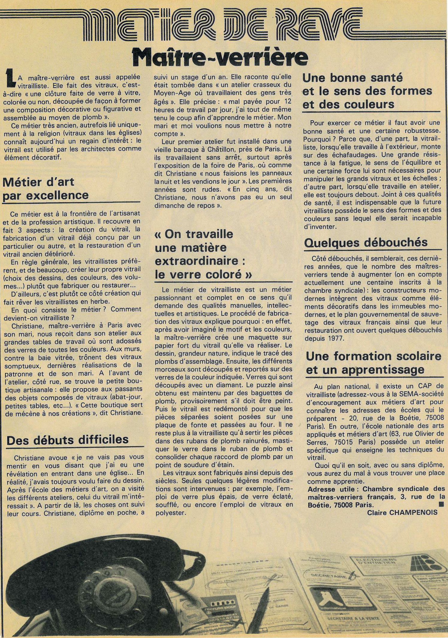 Page de journal avec des colonnes de texte ; une photographie d'un téléphone et d'un journal en bas.