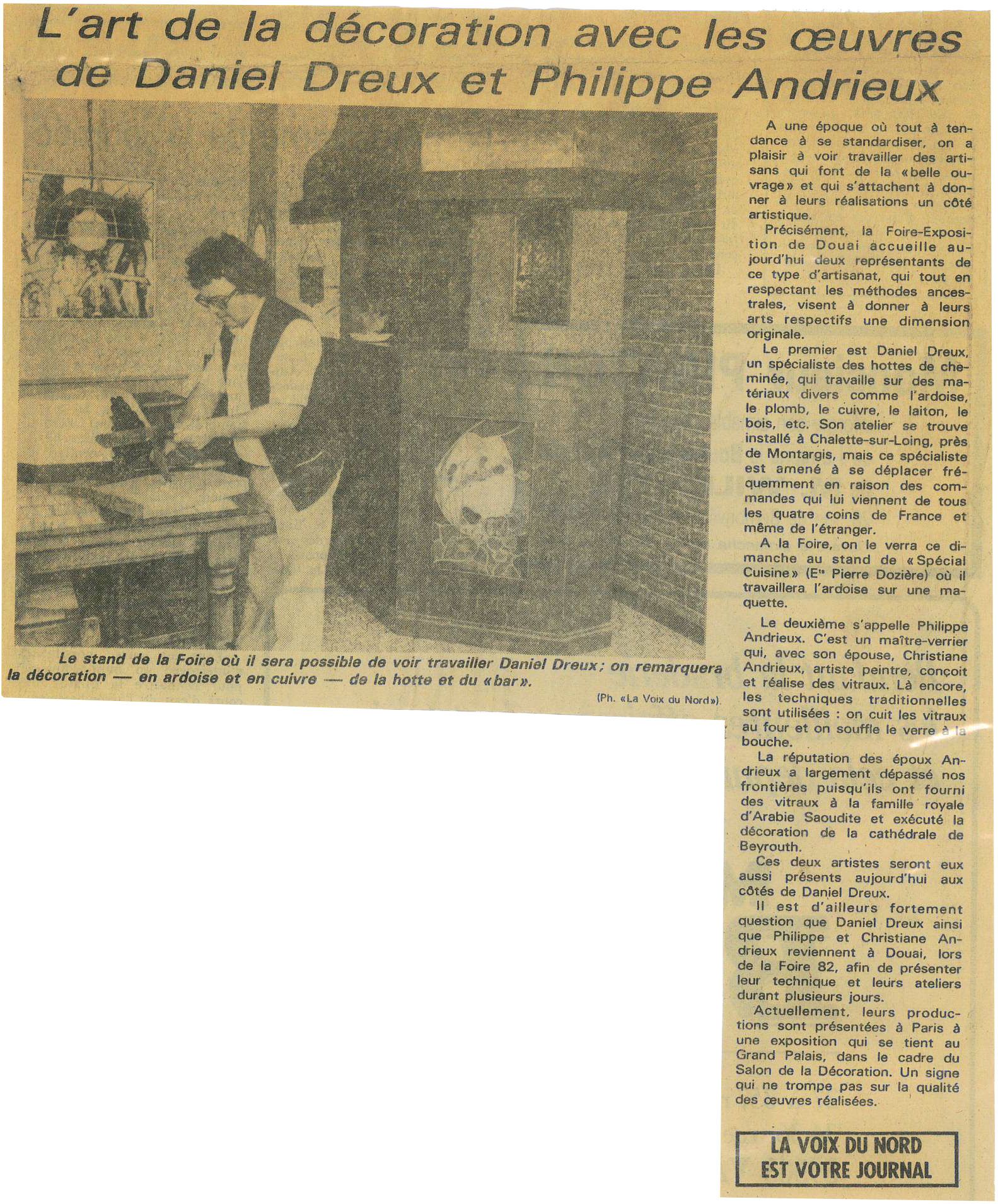 Coupure de journal présentant Daniel Dreux et Philippe Andrieux, discutant d'art et de décoration, photographie en noir et blanc.