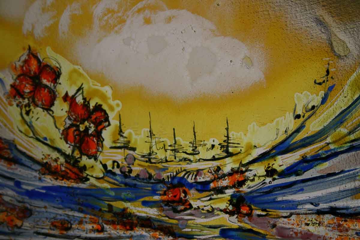 Vitrail de paysage jaune avec des fleurs rouges, des arbres et une rivière bleue sous un nuage blanc.