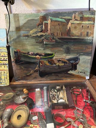 Tableau ancien avec des bibelots en vitrine