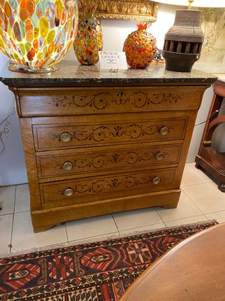 Commode en bois avec des tiroirs de rangement et un plateau en marbre