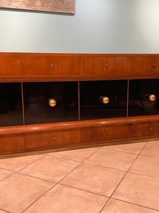 Meuble bas en bois avec des placards plus foncés