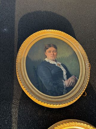 Tableau d'une femme avec un cadre doré rond