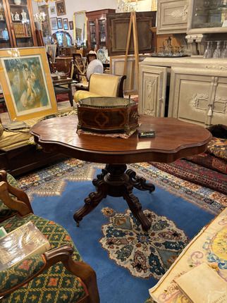 Table ronde ancienne en bois et pieds ouvragés
